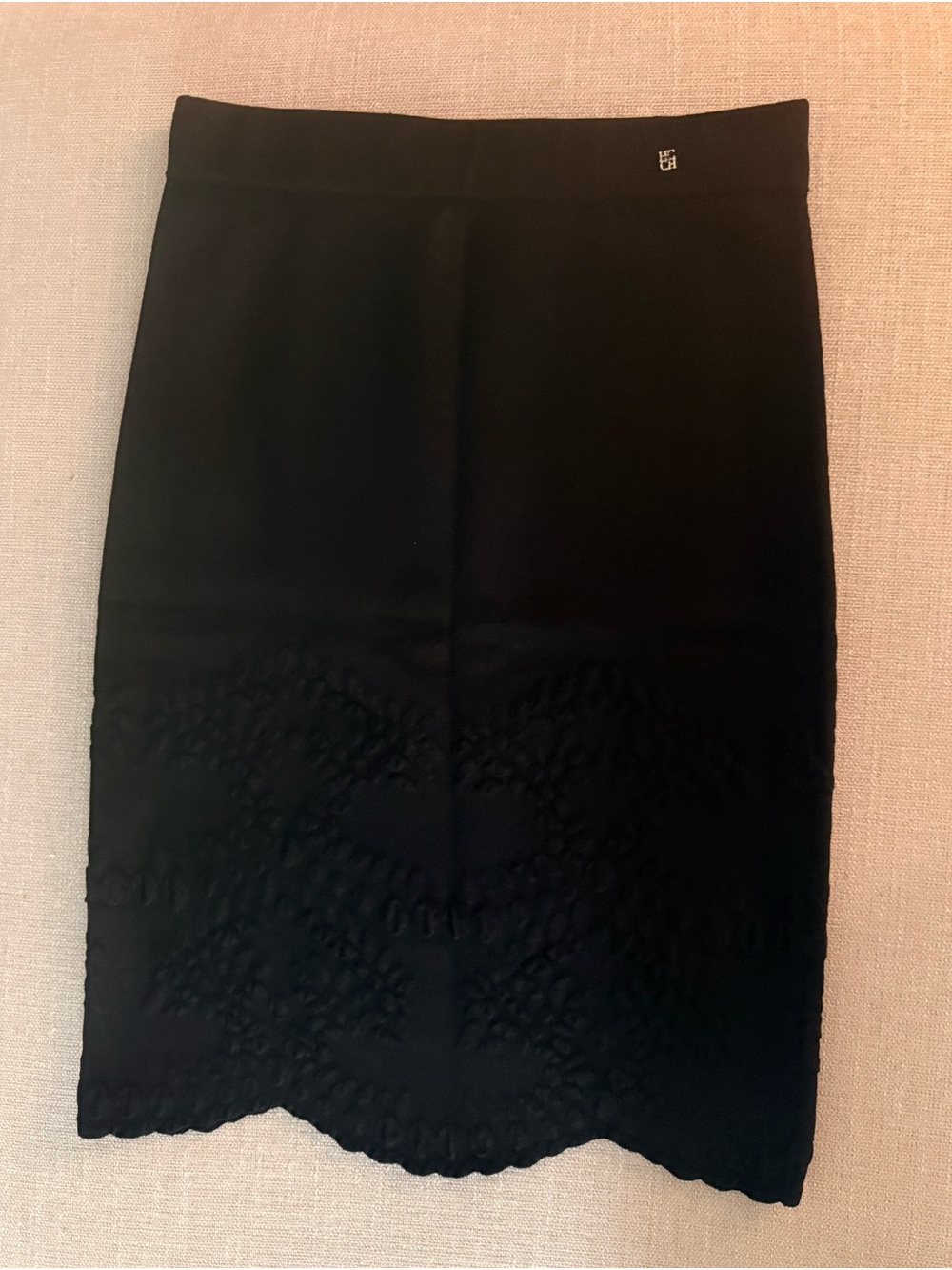 Carolina Herrera Black Scalloped-Hem Pencil Skirt